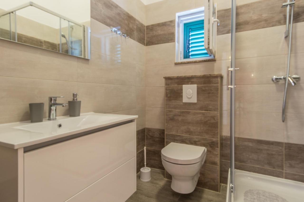 Apartments By The Sea Simuni, Pag - 18386 Kolan Ngoại thất bức ảnh